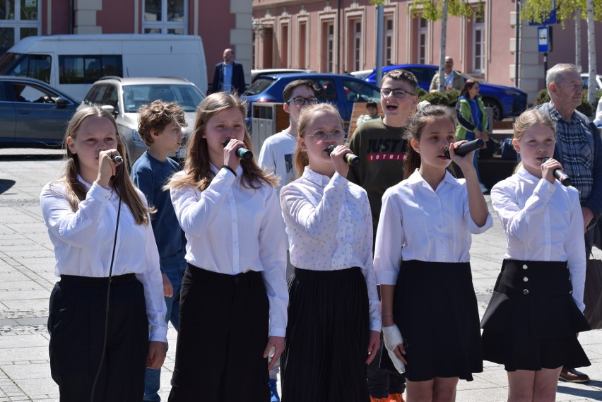 Częstochowa. Zatańczyli poloneza na placu Biegańskiego z okazji Święta Trzeciego Maja. Zobaczcie zdjęcia!