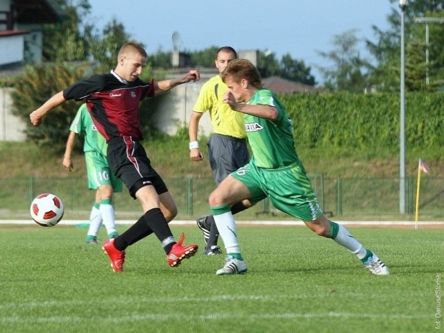 (na zielono) walczy o piłkę z Mateuszem Kaplarnym.