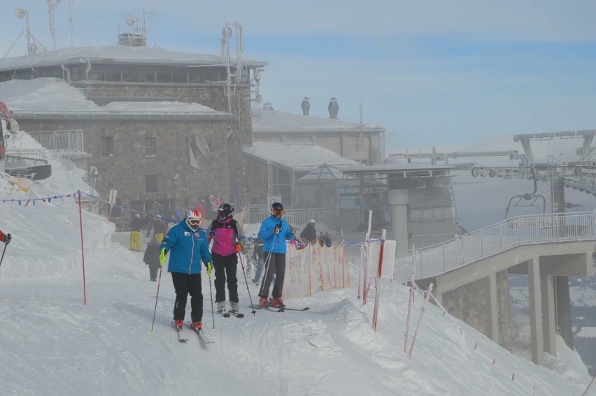 Tatry. Kasprowy Wierch oblężony przez narciarzy i turystów [ZDJĘCIA]