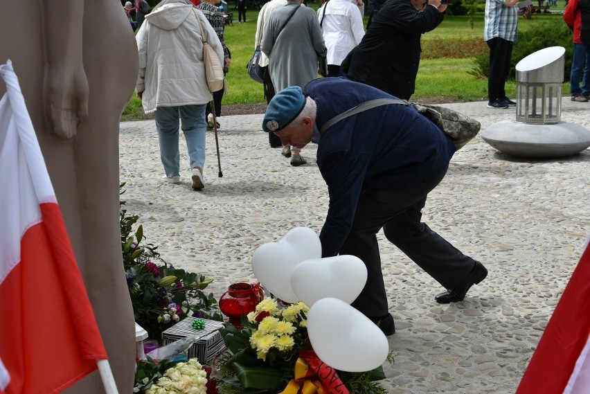 Kwiaty i życzenia dla „Chudego”. Uroczystość pod Pomnikiem Martyrologii Dzieci „Pękniętego Serca”