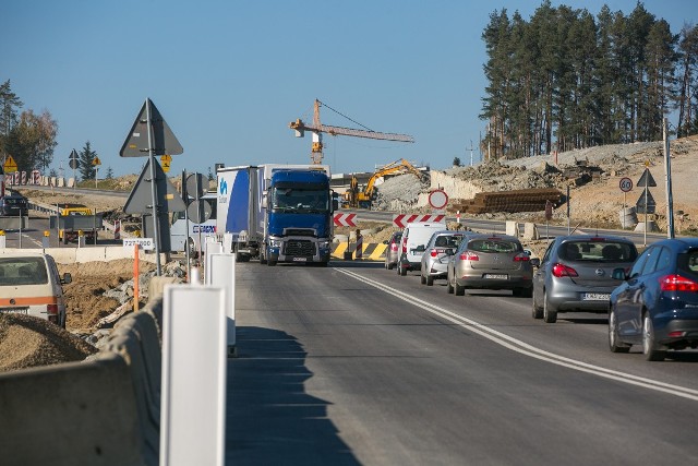 Jak podaje Generalna Dyrekcja Dróg Krajowych i Autostrad dziś rozpoczął się remont odcinka drogi krajowej nr 28 w Skomielnej Białej, popularnie zwanej zakopianką. Kierowców czekają spore utrudnienia. Fot. Anna Kaczmarz