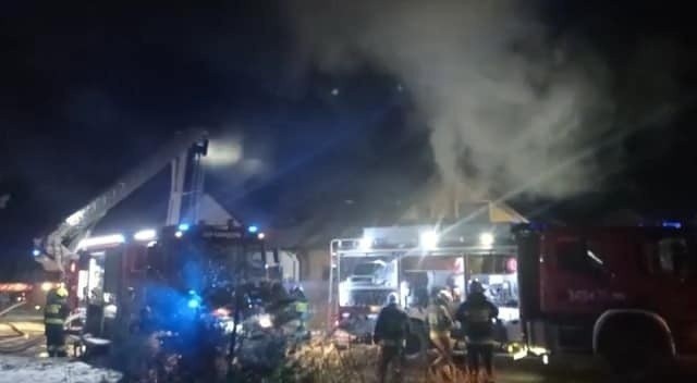 Pożar i jego gaszenie zniszczyły górę domu w Dzikowie. Pomóżmy rodzinie Gołębiowskich w odbudowie!