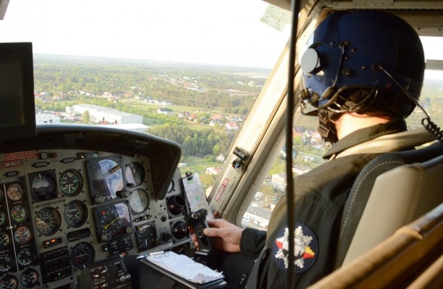 Majówka 2018. Mazowiecka policja patroluje drogi w województwie również z pokładu śmigłowca.