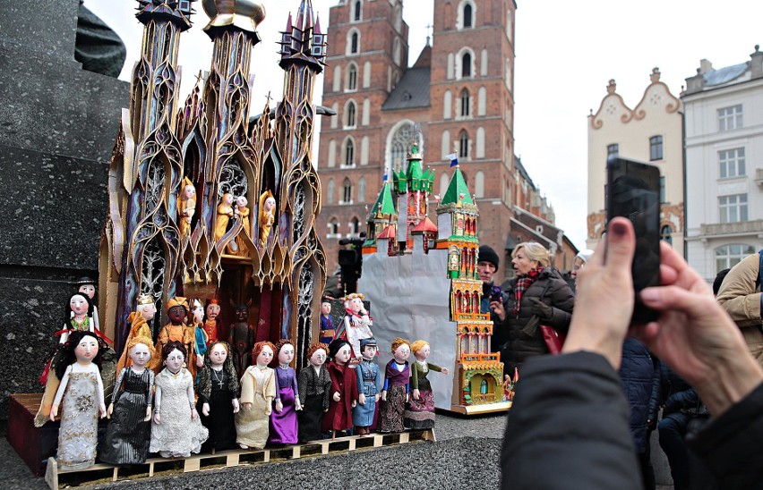 76. Konkurs Szopek Krakowskich. Po prezentacji na estradzie Targów Bożonarodzeniowych trafiły do Celestatu [ZDJĘCIA]