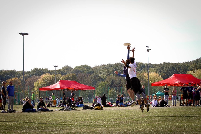 Ultimate frisbee gra zespołowa z użyciem latającego dysku...