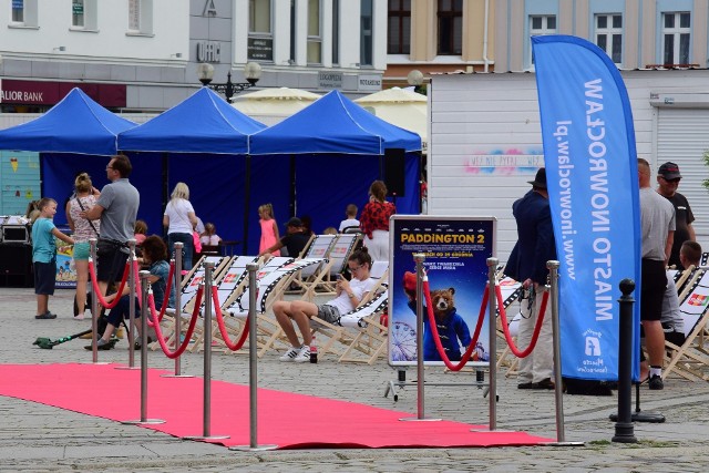 Trwa Filmowy Piknik na Rynku w Inowrocławiu. Najmłodsi do godziny 19 mogą korzystać z wielu atrakcji. Są dmuchańce i zabawy z animatorami w filmowych strojach.Natomiast o godzinie 20 rozpoczną się seanse filmowe pod chmurką. Pierwszy przeznaczony będzie dla rodzin z dziećmi, a drugi - dla starszej widowni.O godzinie 20 wyświetlony zostanie film "Paddington 2", a godzinie 22 - "Green Book".To nie będzie jednak ostatnia filmowa sobota w sierpniu. 24 sierpnia na inowrocławskim Rynku zobaczymy filmy: "Był sobie pies" (godz. 20) i "Dunkierka" (godz. 22); a 31 sierpnia: "Cudowny chłopak" (godz. 20) i "Dobrze się kłamie w miłym towarzystwie" (godz. 22).Wstęp wolny. 