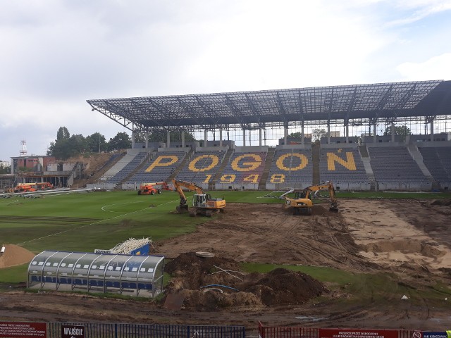 Na stadionie Pogoni murawa była wymieniana od lipca do września 2020 r.