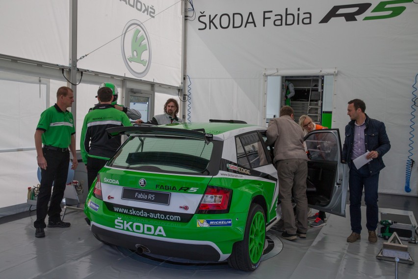 Zgodnie z przepisami FIA, Skoda Fabia R5 jest wyposażona w...