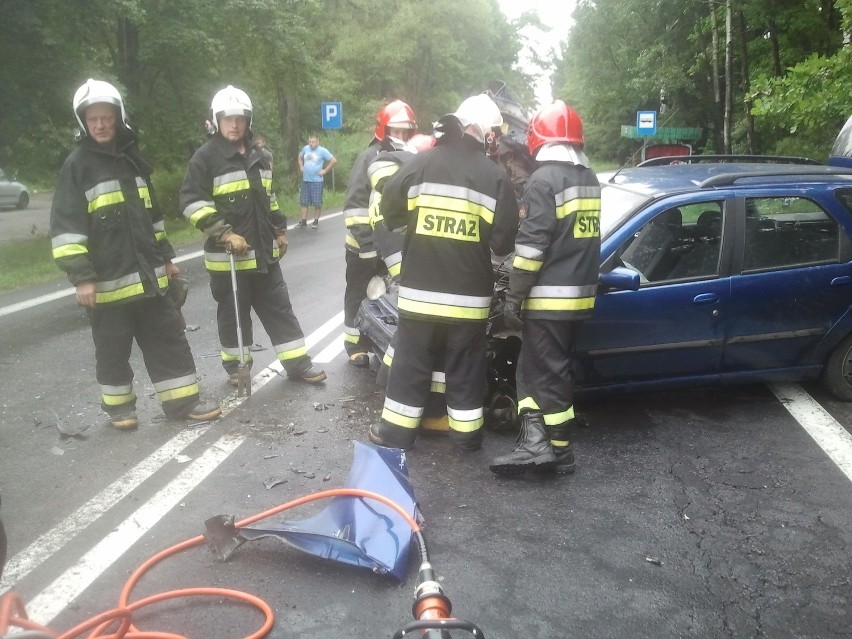 Wypadek karetki pod Bełchatowem. Cztery osoby ranne [ZDJĘCIA+FILM]