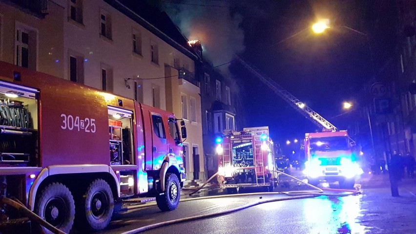 Szczecin: Pożar mieszkania i ewakuacja. W akcji pięć zastępów straży pożarnej