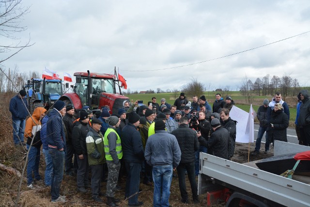 Protest rolników na trasie Gostycyn - Mąkowarsko - Sępólno Krajeńskie