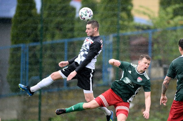 Sok&oacute;ł Nisko (zielono-czerwone stroje) miał bardzo trudne zadanie gry w dziesiątkę, ale zdobył ważny punkt