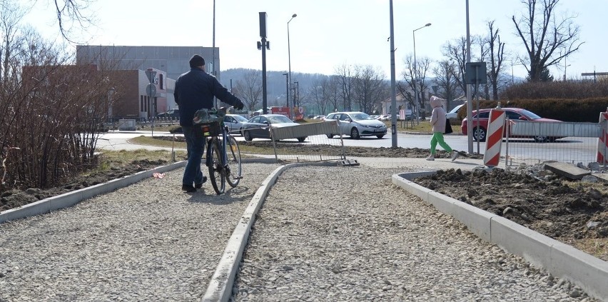 Budowa ścieżki rowerowej przy rondzie generała Okulickiego w...