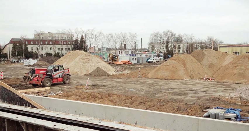 Na terenie starego amfiteatru w Grójcu wciąż trwają prace. Na miejscu rozpoczęła się budowa trybun. Zobacz zdjęcia