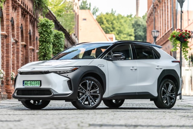 Toyota obniżyła ceny elektrycznego modelu bZ4X z 2023 roku produkcji. W trakcie trwania wyprzedaży można zyskać nawet do 42 tysięcy złotych, a także skorzystać z programu dopłat „Mój elektryk” oraz atrakcyjnego finansowania w ramach programu KINTO ONE