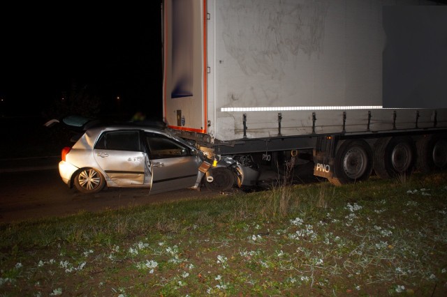 Do bardzo groźnie wyglądającego wypadku doszło wczoraj wieczorem w Redzikowie. Kierujący osobową Toyotą mężczyzna, wbił się w tył naczepy samochodu ciężarowego. Kierowca toyoty trafił do szpitala.