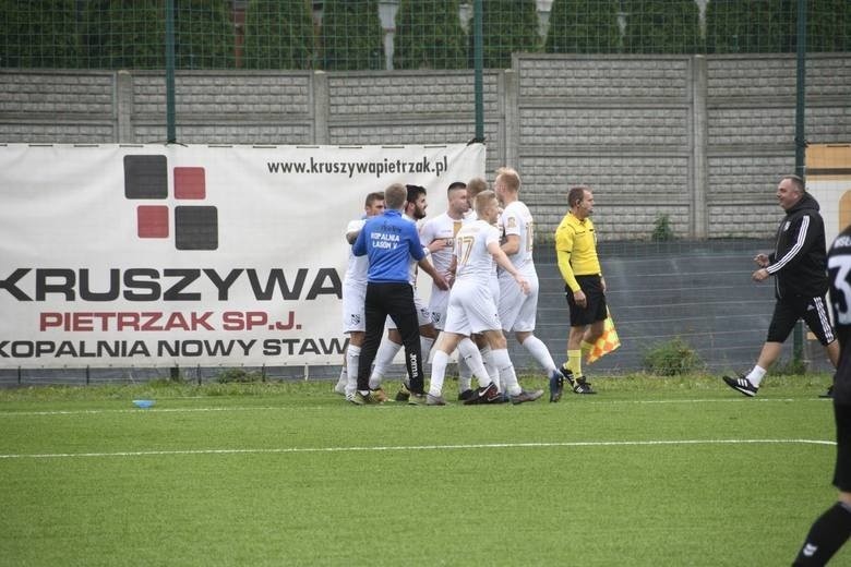 3 liga. ŁKS Probudex Łagów wygrał zaległy mecz z Klubem Sportowym Wiązownica. Bramki Rogali i Rogozińskiego