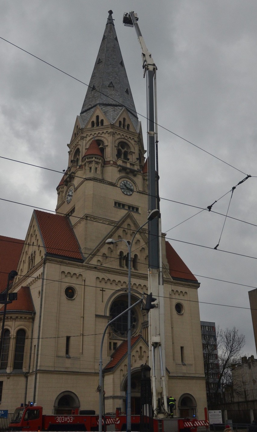 Wiatr złamał krzyż na kościele św. Mateusza w Łodzi [ZDJĘCIA]