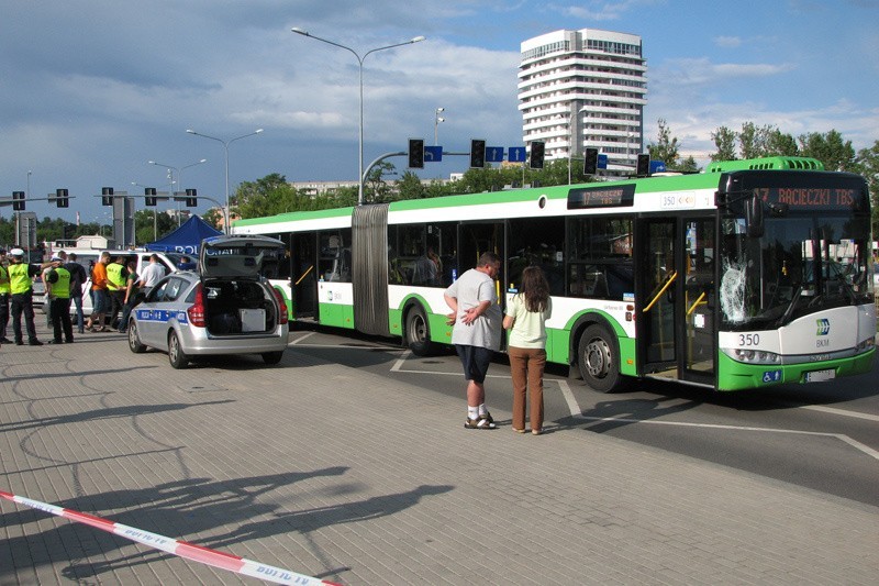 Kaczorowskiego: Śmiertelne potrącenie rowerzysty przez autobus (zdjęcia)