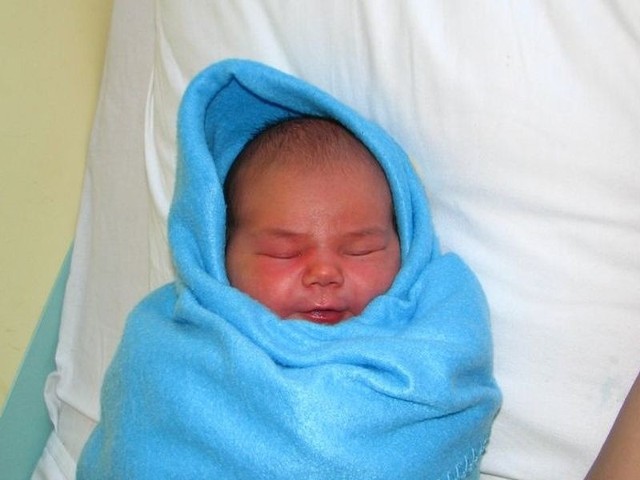 Oskar Jarosz urodził się w piątek, 18 lutego. Ważył 4100 g i mierzył 58 cm. Jest pierwszym dzieckiem Marty i Arkadiusza z Ostrowi