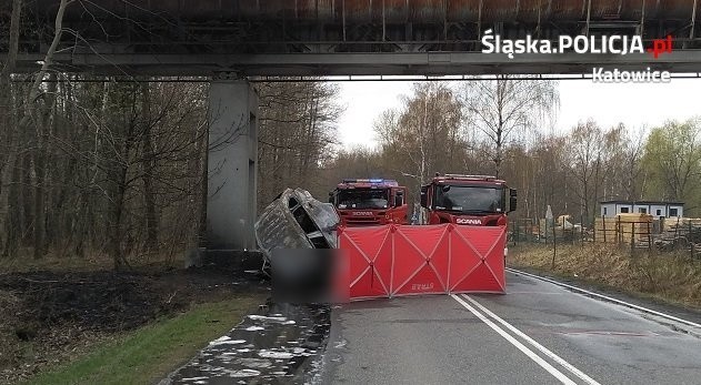 Do wypadku doszło w Katowicach. Kierowca z nieznanych przyczyn skręcił na sąsiedni pas i  uderzył w betonowy słup. Zginął na miejscu, a jego auto spłonęło.