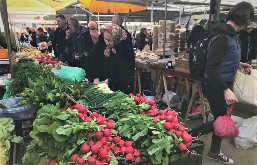 Stoiska na placu uginają się od świeżych warzyw, owoców i...