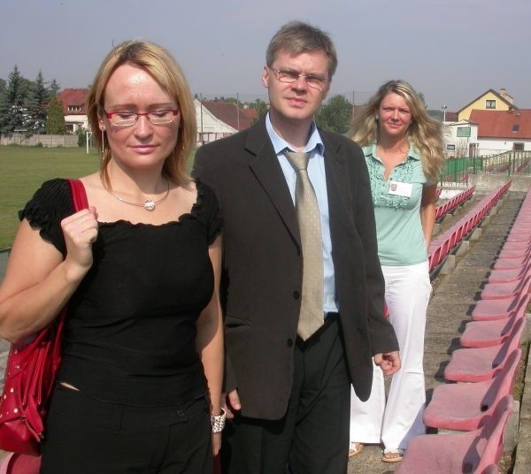 - Mecze wrócą na stadion wiosną przyszłego roku - obiecują Małgorzata Wójcicka-Rosińska (z lewej) i burmistrz Andrzej Kałamarz.