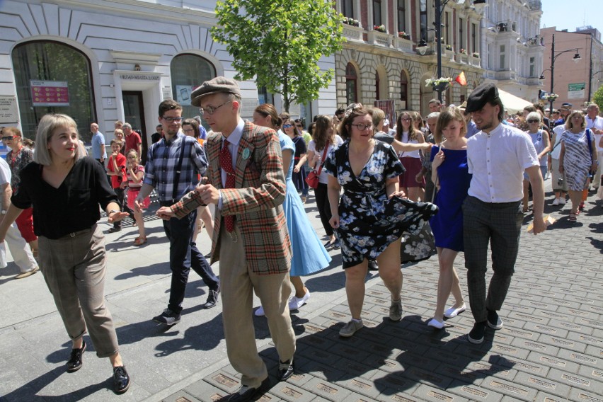 Swingowy spacer na Piotrkowskiej. Zespół Sweet & Hot Jazzband maszerował deptakiem