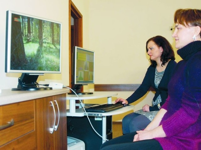 Krystyna Olszewska szuka w tej metodzie sposobu na pomoc dzieciom. &#8211; Ciekawa opcja &#8211; stwierdziła zadowolona. Trening prowadzi instruktor Julita Zubowicz (w tle).