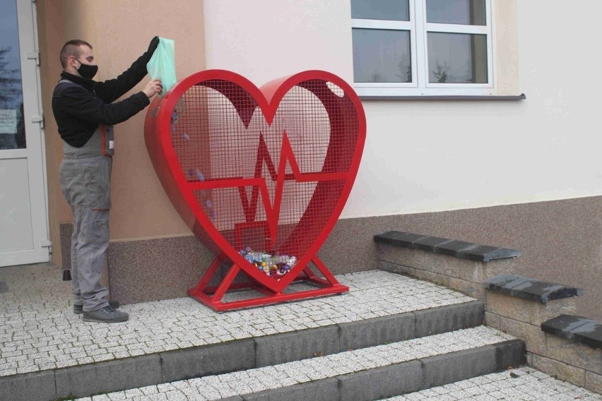 Wielkie czerwone serce na nakrętki przed szkołą w Mircu. To inicjatywa dyrektorki, Alicji Raczyńskiej