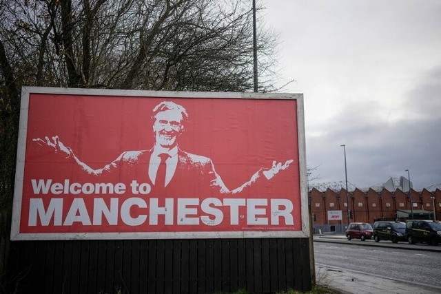 Baner na ulicach Manchesteru witający drugiego najbogatszego Anglika we władzach „Czerwonych Diabłów”