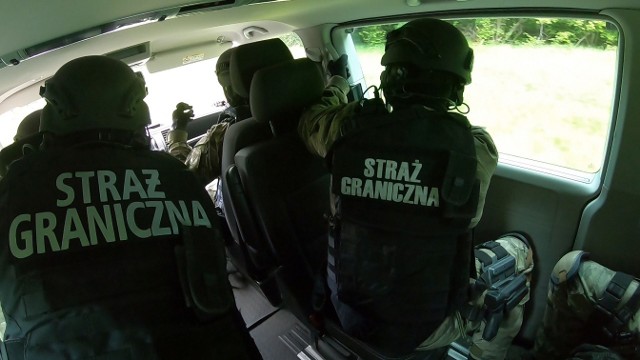 Trzech nielegalnych imigrantów z Turcji oraz czterech organizatorów ich przerzutu, również Turnków, ujęto przy polsko-ukraińskiej granicy, niedaleko Horyńca Zdroju.