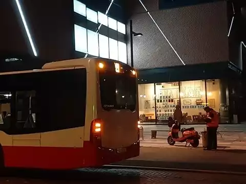 Kierowca autobusu potrącił kuriera na skuterze przy centrum handlowym w Gdańsku w niedzielę, 10.01.2021 r.