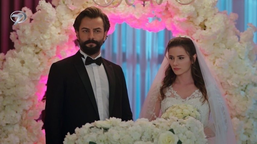 Ślub Emira i Feride w serialu "Przysięga".