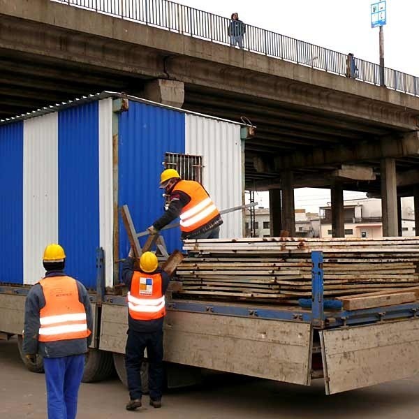 Pracownicy Mota-Engil rozpoczęli wczoraj tworzenie placu budowy do modernizacji wiaduktu.