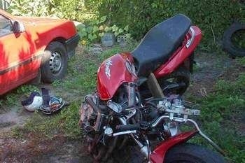 Motocykl w wyniku zderzenia został całkowicie zniszczony.