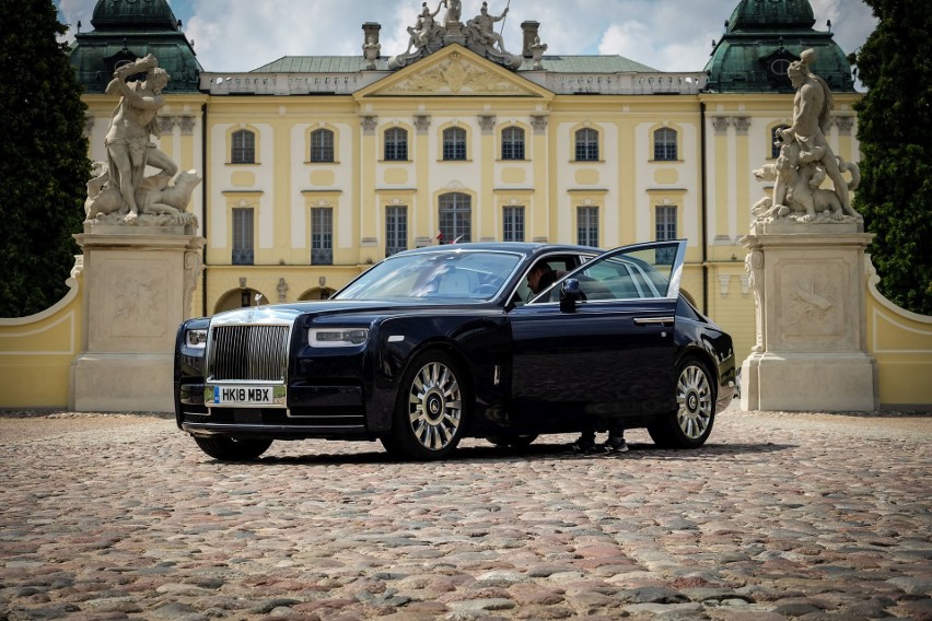 Rolls-Royce Phantom VIII godnie prezentuje się na tle Pałacu...