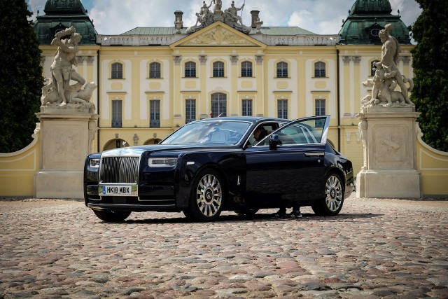 Rolls-Royce Phantom VIII godnie prezentuje się na tle Pałacu Branickich w Białymstoku