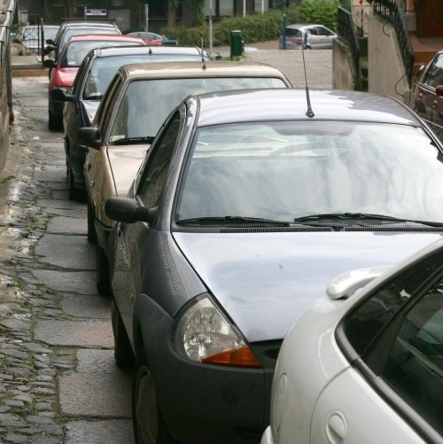 Mała, wąska, zaniedbana i do tego zastawiona samochodami - to codzienny wygląd jednej z nielicznych zabytkowych uliczek szczecińskiego miasta. Czy tak musi być?