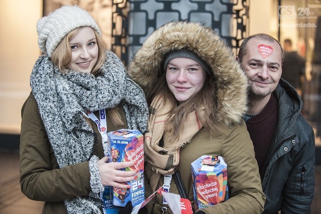 Około 400 wolontariuszy z 9 sztabów w Szczecinie oraz ze sztabów w wielu miastach w regionie zbiera pieniądze na Wielką Orkiestrę Świątecznej Pomocy. W tym roku pod hasłem „Mierzymy wysoko”. Pieniądze mają być przeznaczone dla oddziałów pediatrycznych i geriatrycznych.Zobacz więcej: WOŚP w Szczecinie: W sztabach liczą pieniądze. 12 mln w całym kraju