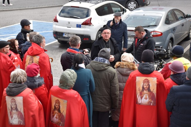 Ksiądz Natanek i jego wyznawcy przed Sądem Rejonowym w Suchej Beskidzkiej.