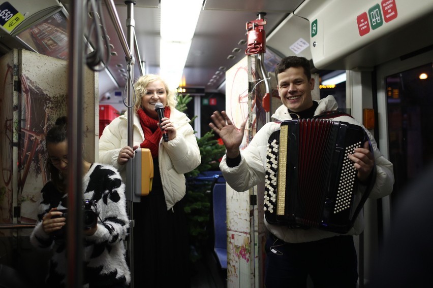 Świąteczny tramwaj przejechał ulicami Krakowa. Odbył się w nim koncert gwiazd!