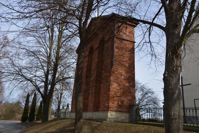 Policjanci z Gorzyc poszukują sprawców kradzieży miedzianych rynien spustowych, zdemontowanych z elewacji budynku kościoła we Wrzawach, w gminie Gorzyce. Świadkowe zdarzenia proszeni są o pilny kontakt.Do kradzieży w kościele pod wezwaniem Najświętszej Marii Panny Królowej Polski we Wrzawach doszło w nocy z 22 na 23 lutego tego roku. Ze wstępnych ustaleń policjantów wynika, że sprawcy po uprzednim przecięciu mocowań, zdemontowali z elewacji kościoła7 sztuk rynien miedzianych spustowych - pionowych o nieustalonej dotychczas wartości (4 sztuk rynien o długości 3,5 metra i 3 sztuk o długości 6,5 metra).Wszystkie osoby będące świadkami zdarzenia lub posiadające informacje w tej sprawie proszone są kontakt z policjantami Komisariatu Policji w Gorzycach ulica Piłsudskiego 1, lub telefonicznie (15) 851 33 72 lub 997.