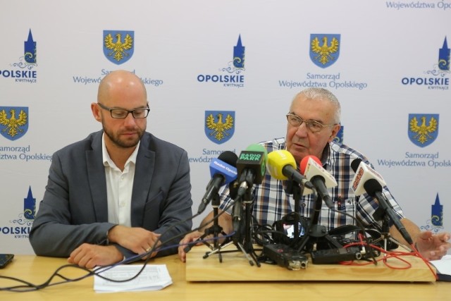 Od prawej: Tadeusz Chrobak, dyrektor WBP w Opolu i wicemarszałek Zbigniew Kubalańca na środowej konferencji prasowej dotyczącej akcji "Zaczytane Opolskie".