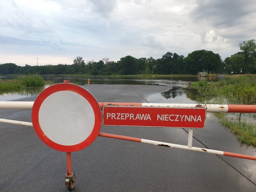 Wysoki stan wody w rzece unieruchomił prom na Odrze w Milsku