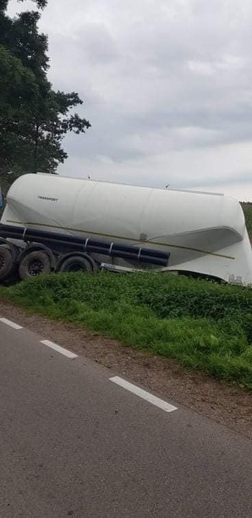 Kalnica. Wypadek ciężarówki z cementem