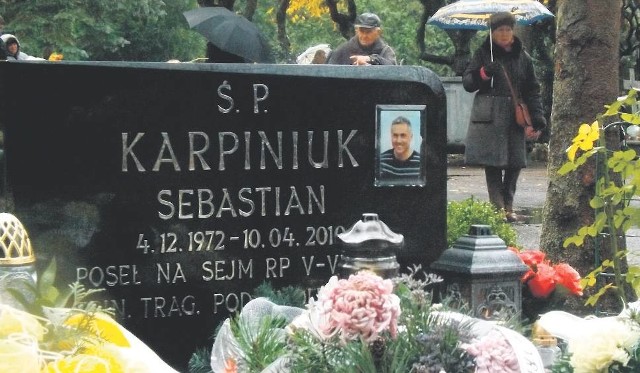 W najbliższych dniach miałaby się odbyć ekshumacja Sebastiana Karpiniuka, pochowanego w Kołobrzegu. Przeciwko tym planom od dawna protestują przyjaciele zmarłego posła, którzy założyli na facebooku grupę „nie dla ekshumacji ś.p. Sebastiana Karpiniuka”.
