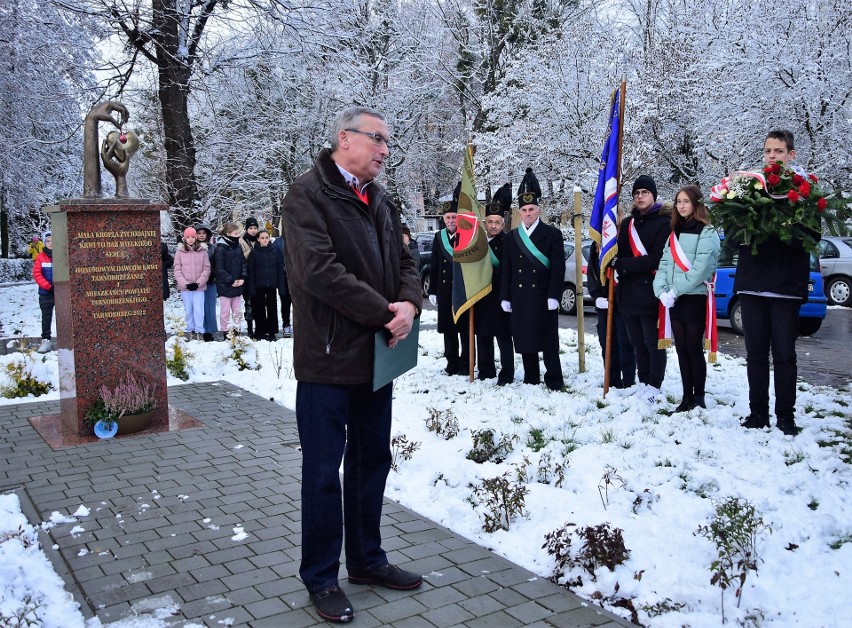 Tarnobrzeg. Pomnik Upamiętniający Honorowych Dawców Krwi przeszedł pod opiekę Szkoły Podstawowej numer 3. Zdjęcia z uroczystości