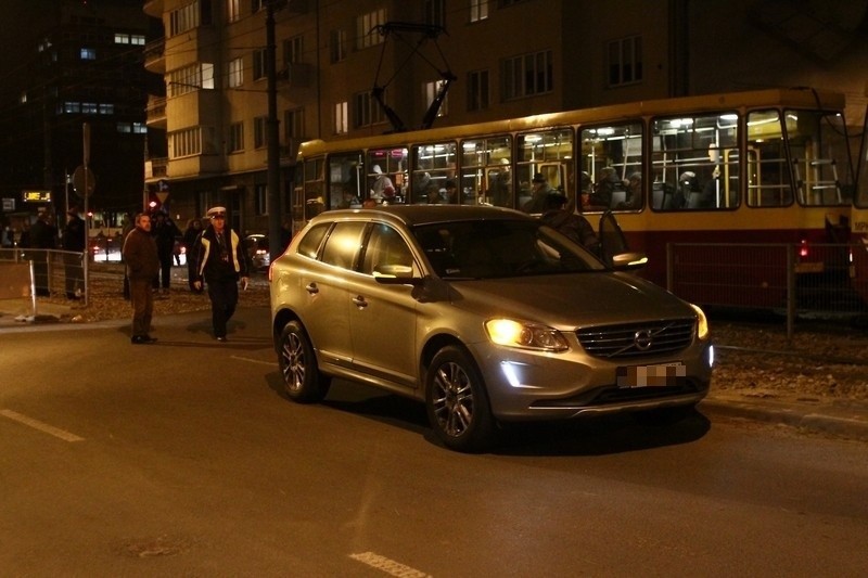 Samochód zderzył się z tramwajem. Wypadek u zbiegu al. Kościuszki i al. Mickiewicza