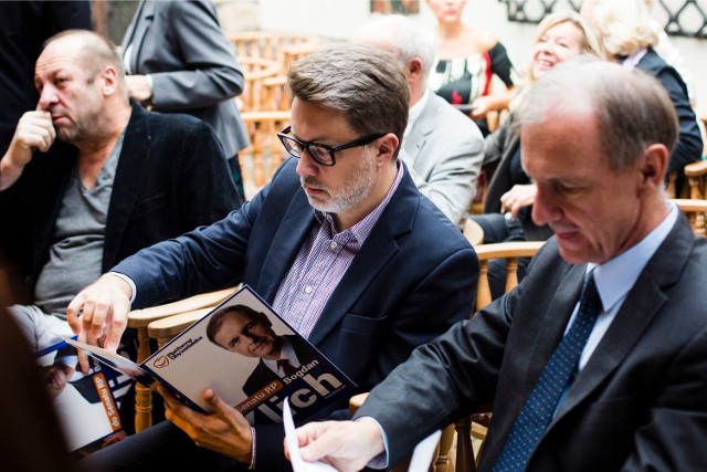 Bogdan Klich (po prawej) zaangażował w swoją kampanię m.in. (od lewej)kompozytora  Zbigniewa Preisnera i poetę Michała Rusinka                                                                                                                                                                                                                                                                                                   `                                                                                                                                                                                                                                                                                                         `                                                                                                                                                                                                                                                                                                         `